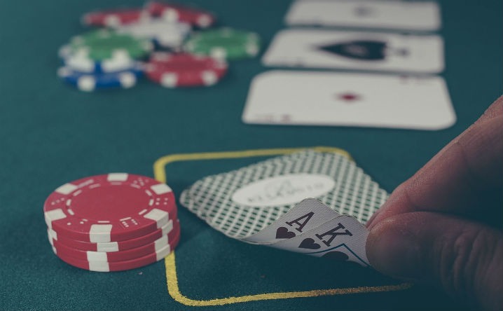 jogo de carta conhecido em inglês com black jack